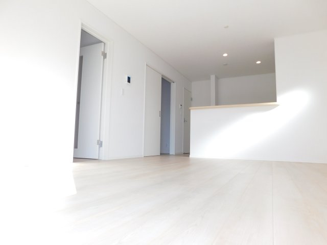 あま市古道屋敷の新築一戸建の居間・リビング|◇リビング◇　　南面を含む２面採光で明るいリビング１５．０帖　　和室と続き間２０．２帖♪