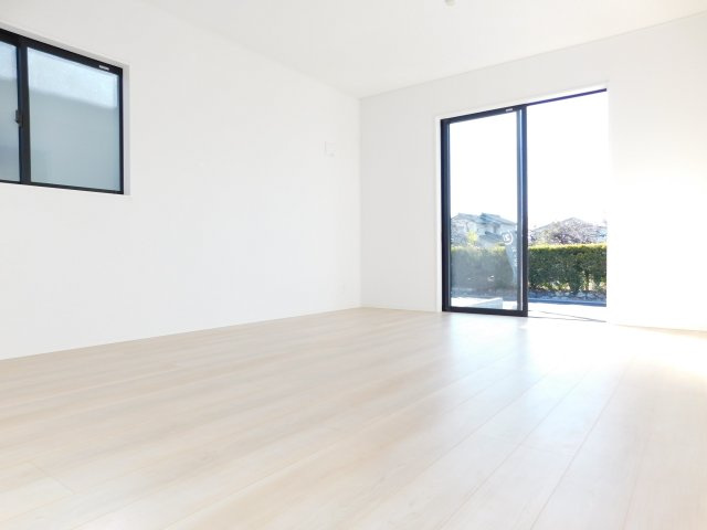 あま市古道屋敷の新築一戸建の居間・リビング|◇リビング◇　　南面を含む２面採光で明るいリビング１５．０帖　　陽当り良好で明るいリビングには自然と家族が集まります！