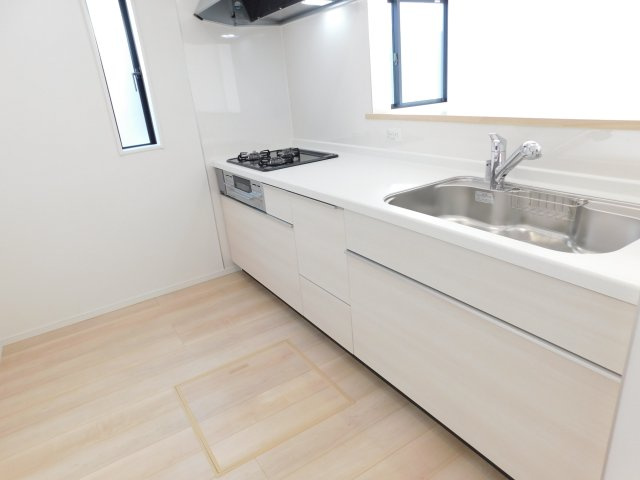 あま市古道屋敷の新築一戸建のキッチン|◇キッチン◇　　人気の対面式・人造大理石トップシステムキッチン・浄水器一体型水栓・静音仕様シンク・Sｉセンサーコンロ（３口）・前面コンセント完備・床下収納庫など