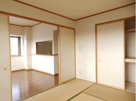 ロイヤルビュー新広の和室