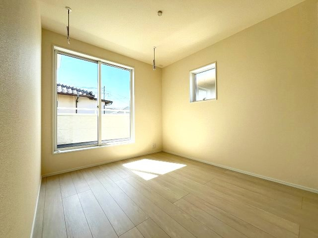 【寝室】 | 福岡市早良区飯倉3丁目第20　2号棟（全2棟）【仲介手数料無料・0円】 | 現地写真。2階主寝室です。