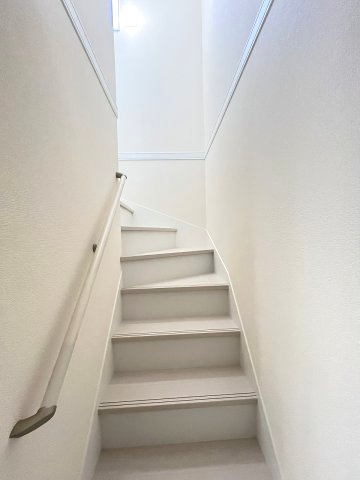 【内装】 | 福岡市早良区飯倉3丁目第20　2号棟（全2棟）【仲介手数料無料・0円】 | 現地写真。2階へ上がる階段です。手摺もついて安全ですね。