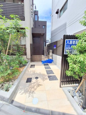エルズプラス高円寺南のその他共用部分|奥に２４時間ゴミ出し可能な保管庫があります