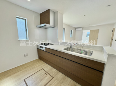 【キッチン】 | 豊川市国府町下河原 新築一戸建て 1号棟 | コンパクトなキッチンで掃除もラクラク