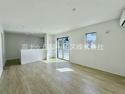 【居間・リビング】 | 豊川市国府町下河原 新築一戸建て 1号棟 | ＬＤＫです