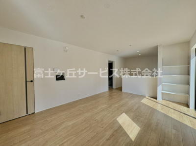 【居間・リビング】 | 豊川市国府町下河原 新築一戸建て 1号棟 | ゆったりとしたリビングです