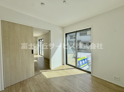 【洋室】 | 豊川市国府町下河原 新築一戸建て 1号棟 | 広々とした洋室です