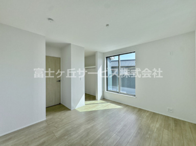 【寝室】 | 豊川市国府町下河原 新築一戸建て 1号棟 | 開放的な寝室です