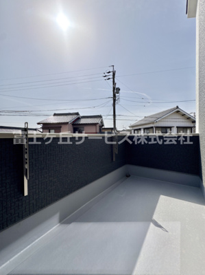 【バルコニー】 | 豊川市国府町下河原 新築一戸建て 1号棟 | 開放的で明るい空間を演出してくれるバルコニーです