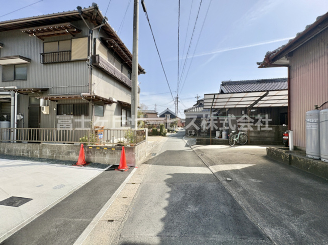 【前面道路含む現地写真】 | 豊川市国府町下河原 新築一戸建て 1号棟 | 前面道路含む現地写真です