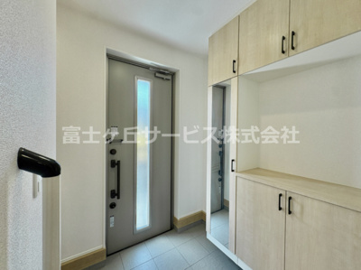 【玄関】 | 豊川市国府町下河原 新築一戸建て 1号棟 | 落ち着いた玄関です