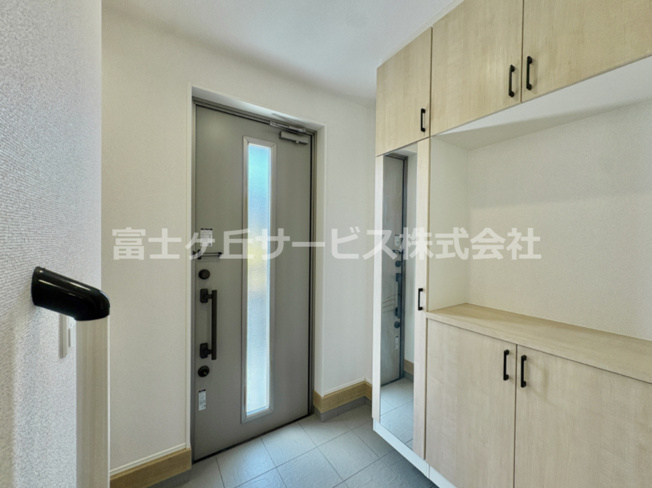 【玄関】 | 豊川市国府町下河原 新築一戸建て 1号棟 | 落ち着いた玄関です