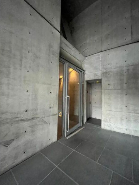 UAKビルのエントランス