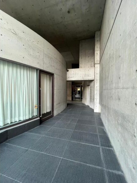 UAKビルのエントランス