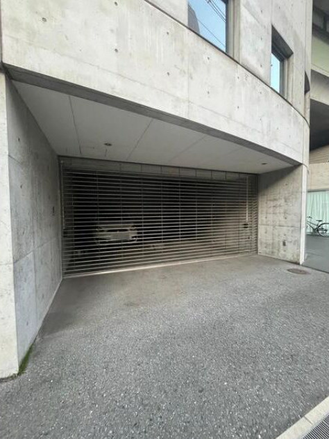 UAKビルの駐車場