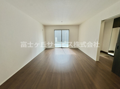 【ダイニング】 | 豊川市堺町2丁目 新築一戸建て 4号棟 | こちらのリビングで趣味の時間をお楽しみください