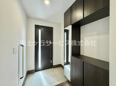 【玄関】 | 豊川市堺町2丁目 新築一戸建て 4号棟 | きれいな玄関です