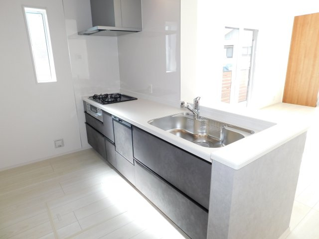 名古屋市西区大野木４丁目の新築一戸建のキッチン|◇キッチン◇　　人気の対面式・人工大理石天板システムキッチン・食洗機・浄水機能付ハンドシャワー・静音仕様シンク・薄型換気扇・スローインクローズレール・床下収納庫