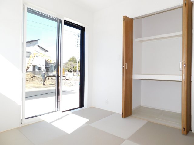 名古屋市西区大野木４丁目の新築一戸建の和室|◇１階和室◇　　南面を含む２面採光で明るい洋風和室３．７５帖　全居室収納完備！　ＬＤＫと続き間で最大２０．１２５帖！