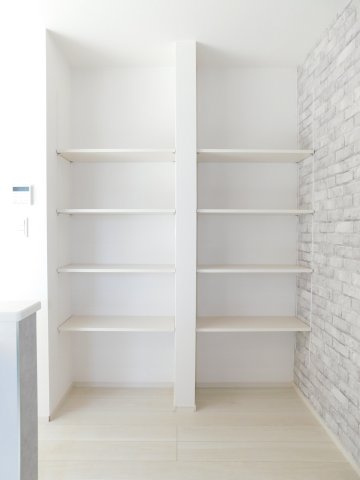 名古屋市西区大野木４丁目の新築一戸建の収納|◇パントリー◇　　日用品や食料品などの収納に便利な可動棚付きパントリー♪