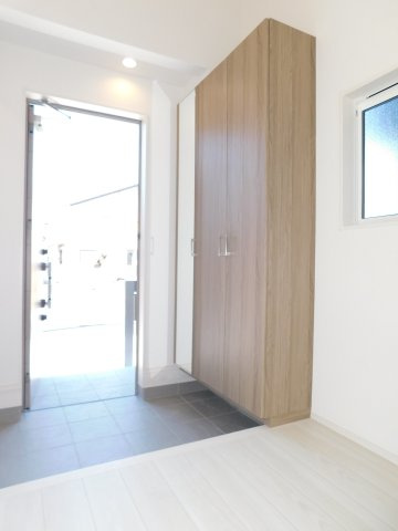 名古屋市西区大野木４丁目の新築一戸建の玄関|◇玄関収納◇　　家族の履物がしっかり収納できるミラー付き大型シューズ収納♪　玄関には土間収納完備！