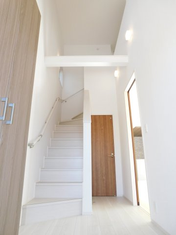 名古屋市西区大野木４丁目の新築一戸建の内装|◇玄関ホール◇　　開放感を演出する吹抜けの玄関スペース♪