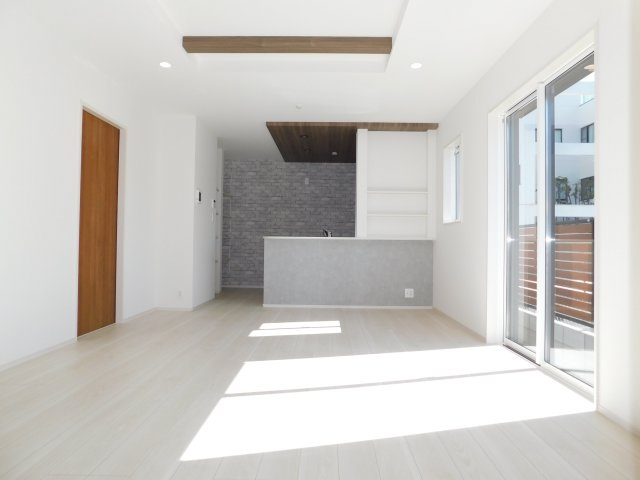 名古屋市西区大野木４丁目の新築一戸建の居間・リビング|◇リビング◇　　南面で明るいリビング１６．３７５帖　家族のコミュニケーションが自然と増える対面キッチン♪