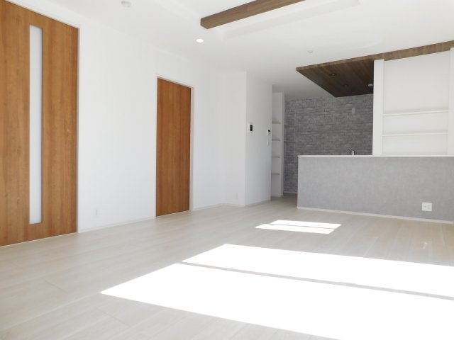 名古屋市西区大野木４丁目の新築一戸建の居間・リビング|◇リビング◇　　南面で明るいリビング１６．３７５帖　　ポップアップ天井のおしゃれなキッチン♪