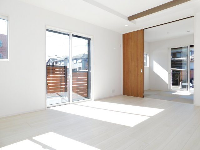 名古屋市西区大野木４丁目の新築一戸建の居間・リビング|◇リビング◇　　南面で明るいリビング１６．３７５帖　　アクセントになる化粧梁と開放感を演出する折り上げ天井♪