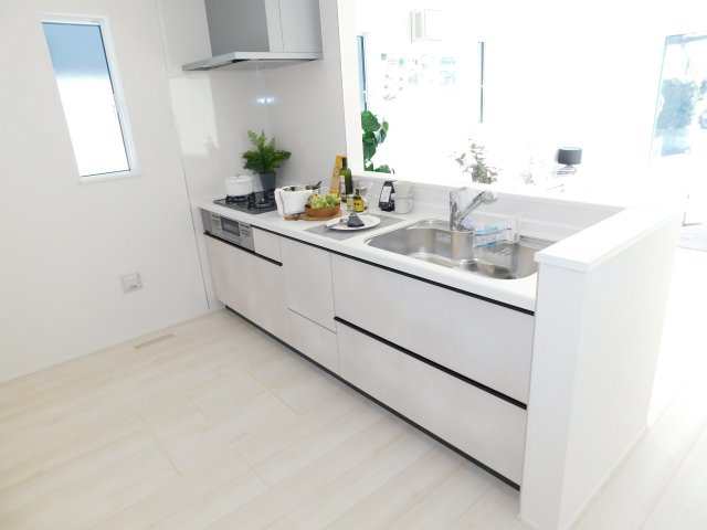 北名古屋市熊之庄山の前の新築一戸建のキッチン|◇キッチン◇　　人気の対面式・人造大理石カウンター・浄水機能付水栓・静音仕様シンク・Ｓｉセンサーコンロ（３口）・スローインクローズレール・薄型換気扇・床下収納庫等
