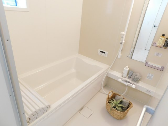 北名古屋市熊之庄山の前の新築一戸建の浴室|◇浴室◇　　広い１坪サイズ・浴室暖房乾燥機・追い焚き・保温浴槽・ゆったり浴槽・スライドバーシャワー・オートバス・バリアフリーバス・浴室窓あり