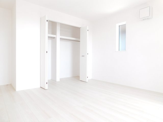 北名古屋市熊之庄山の前の新築一戸建の収納|◇２階洋室◇　　南面を含む２面採光で明るい洋室８．５帖　広いクローゼット完備！　バルコニー利用可♪
