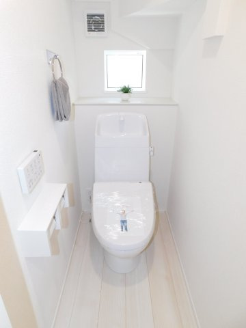 北名古屋市熊之庄山の前の新築一戸建のトイレ|◇トイレ◇　　１・２階シャワートイレ　節水タイプ　リモコンパネル付き