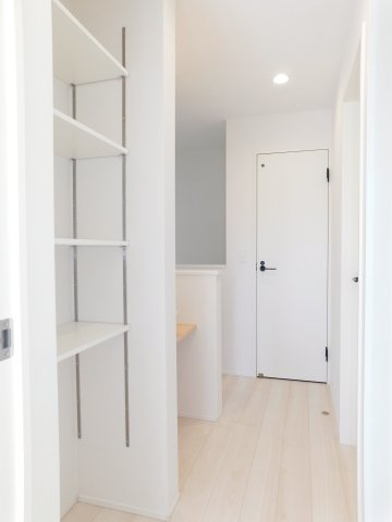 北名古屋市熊之庄山の前の新築一戸建の収納|◇２階廊下◇　２階廊下に可動棚付きの収納スペース完備！！　　