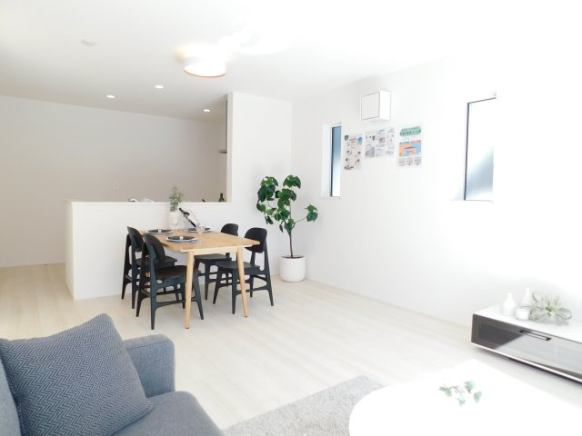 北名古屋市熊之庄山の前の新築一戸建のその他|◇リビング◇　　南面を含む２面採光で明るいリビング１６．０帖　リビングや庭の様子が見渡せる対面キッチン♪