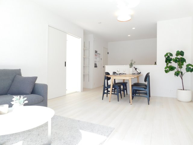 北名古屋市熊之庄山の前の新築一戸建の居間・リビング|◇リビング◇　　南面を含む２面採光で明るいリビング１６．０帖　隣の和室と続き間で２０．５帖の広々空間になります♪