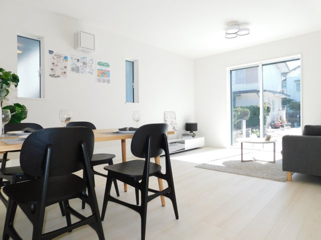 北名古屋市熊之庄山の前の新築一戸建のその他|◇リビング◇　　南面を含む２面採光で明るいリビング１６．０帖　大きな窓の開放感のあるリビング♪