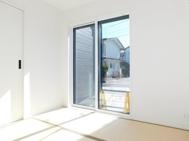 北名古屋市熊之庄山の前の新築一戸建の和室|◇１階和室◇　　明るい和室４．５帖　収納完備！　お子様の遊び場やお昼寝スペースとしても利用できます♪