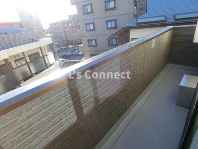 【バルコニー】 | アンビシオン泉中央 | ３階のお部屋で洗濯物もたくさん干せます。