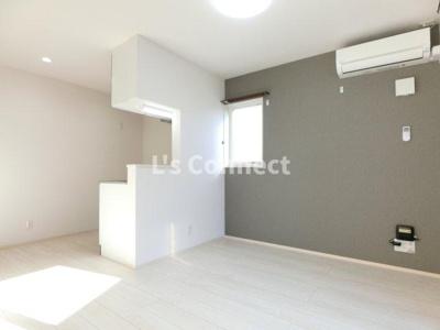 【居間・リビング】 | アンビシオン泉中央 | ８．２帖のＬＤＫ。角部屋で２面に窓があります。