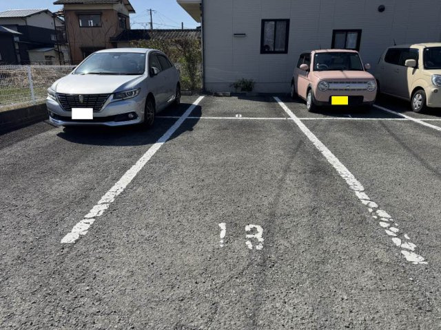 AXIS-Ⅱ B棟の駐車場|駐車スペースもあります☆