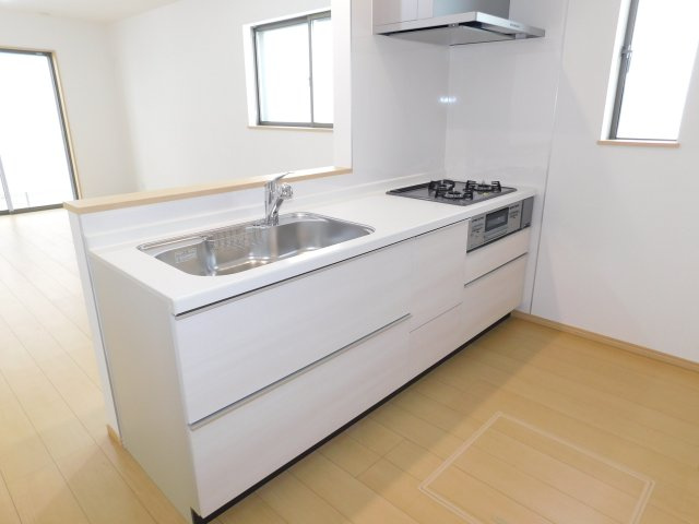 名古屋市西区花原町の新築一戸建のキッチン|◇キッチン◇　　人気の対面式・人造大理石カウンターシステムキッチン・浄水機能付ハンドシャワー・スローインクローズレール・薄型換気扇・静音仕様シンク・Ｓｉセンサーコンロ（３口）・床下収納庫