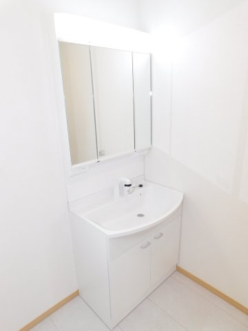 名古屋市西区花原町の新築一戸建の独立洗面台|◇洗面室◇　　三面鏡シャンプードレッサー　くもり止め仕様