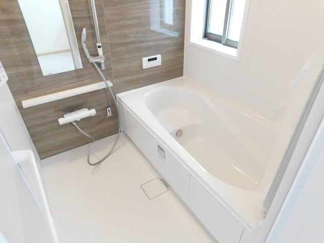 名古屋市西区花原町の新築一戸建の浴室|◇浴室◇　　広い１坪サイズ（LIXIL）・保温浴槽・エコベンチ浴槽・追い焚き・オートバス・浴室暖房乾燥機・キレイサーモフロア・バリアフリーバス・浴室窓あり