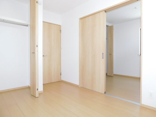 名古屋市西区花原町の新築一戸建の洋室|◇２階洋室◇　　２面採光で明るい洋室４．９３帖　全居室収納完備♪　隣の洋室と続き間で利用可能！最大９．７７帖！