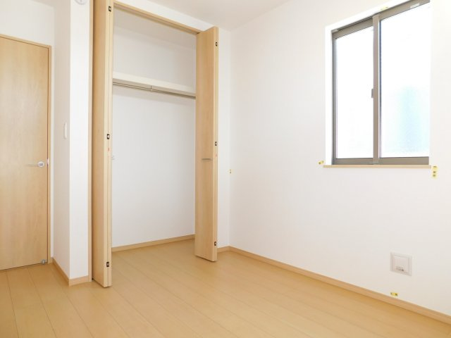 名古屋市西区花原町の新築一戸建の洋室|◇２階洋室◇　　２面採光で明るい洋室４．８４帖　全居室収納完備♪　隣の洋室と続き間で利用可能！最大９．７７帖！