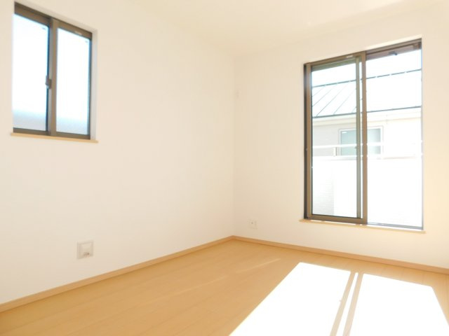 名古屋市西区花原町の新築一戸建の洋室|◇２階洋室◇　　南面で明るい洋室５．５６帖　全居室収納完備♪　バルコニー利用可！