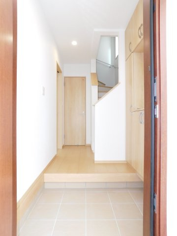 名古屋市西区花原町の新築一戸建の玄関|◇玄関◇　　家族の履物がしっかり収納できるシューズ収納！　玄関がスッキリ片付きます♪　