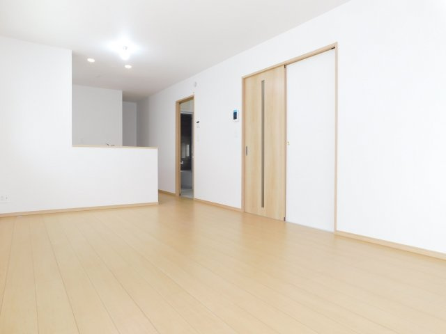 名古屋市西区花原町の新築一戸建の居間・リビング|◇リビング◇　　南面で明るいリビング１７．５帖　対面キッチンで家族の様子を伺いながら家事をすることができます♪