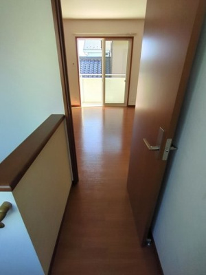 階段を上がった目の前が居室
